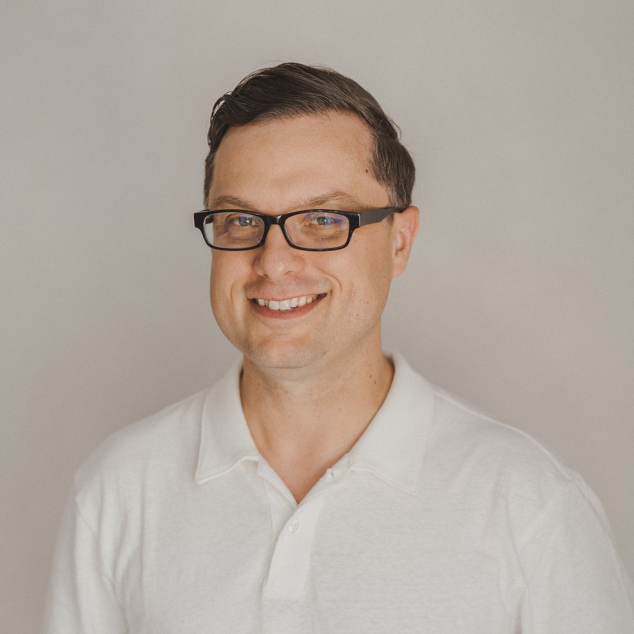 Portrait of Dr. Andrew Simon, ND, BCB, naturopathic physician in Seattle